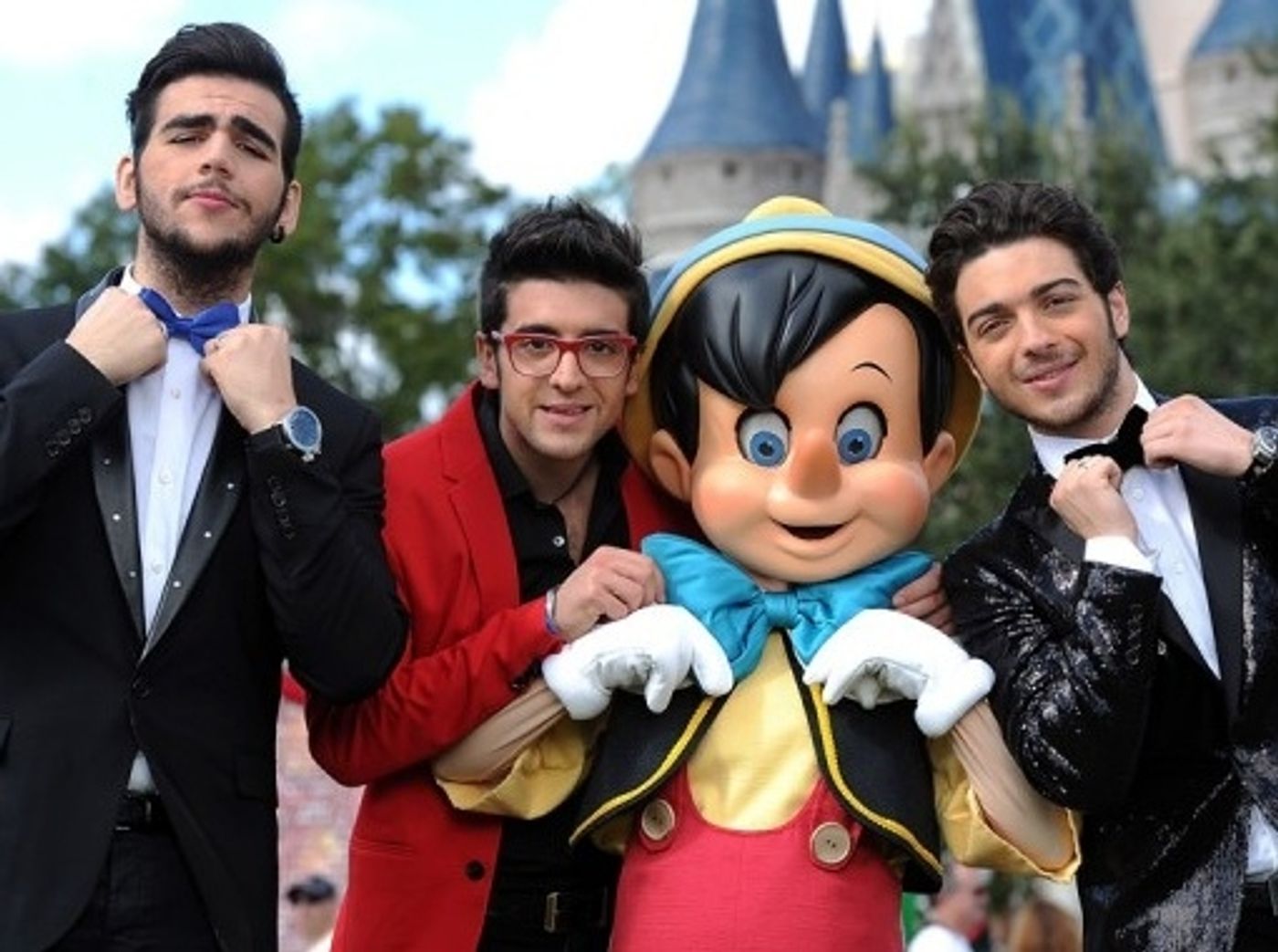 Photo Flash: Neil Patrick Harris Unites with NEWSIES Cast for Disney Parks Christmas Day Parade  Image