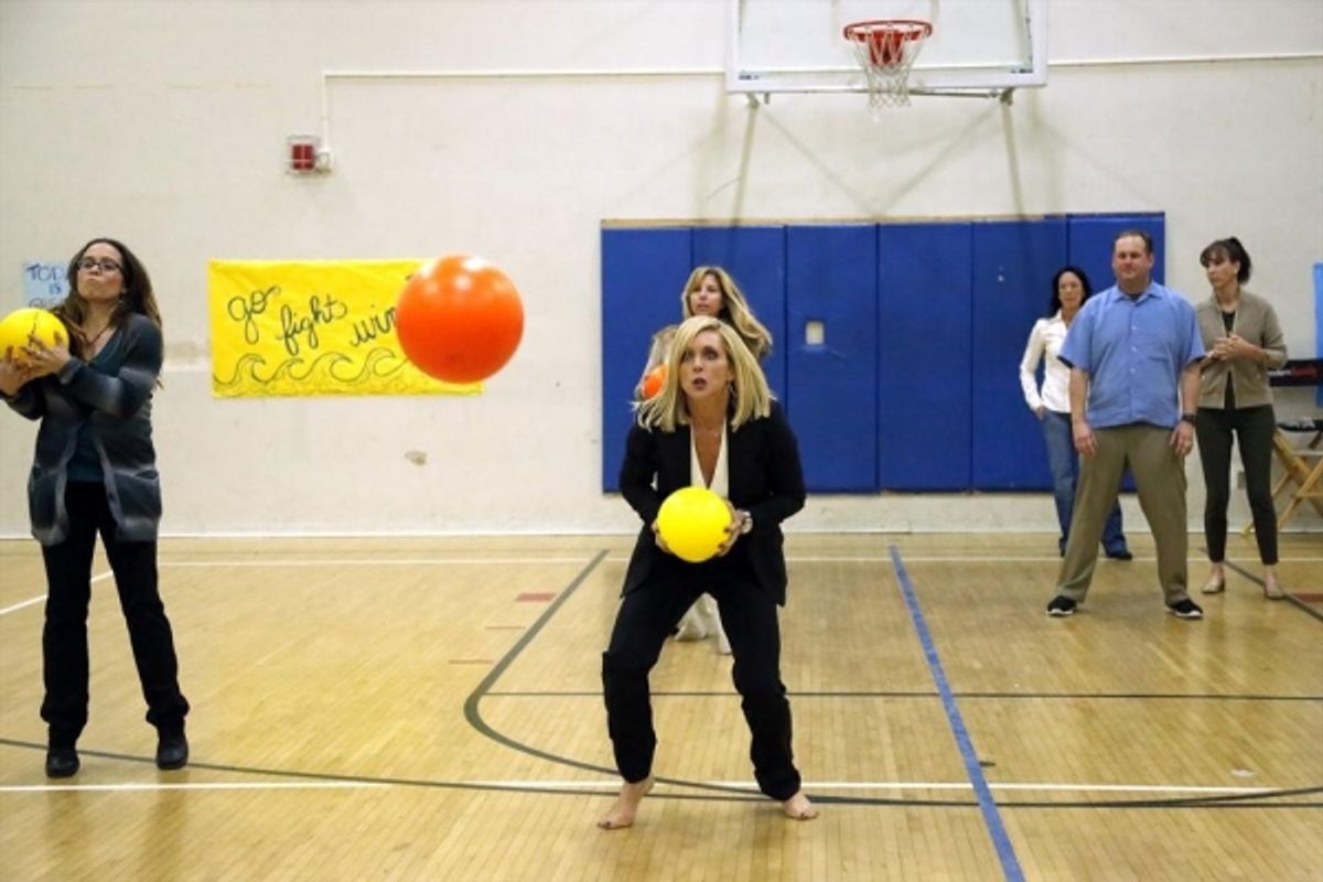 MODERN FAMILY - ''Under Pressure'' - The high school open house puts the parents in a bit of a time warp when Claire finds herself stressed out by all the pressure, Gloria encounters a ''mean girl'' mom (guest star Jane Krakowski) and Jay teaches Phil how at 