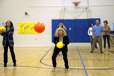 MODERN FAMILY - ''Under Pressure'' - The high school open house puts the parents in a Photo