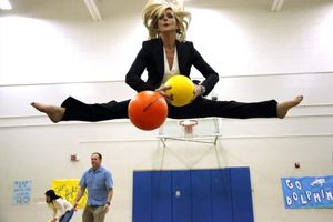 MODERN FAMILY - ''Under Pressure'' - The high school open house puts the parents in a Photo