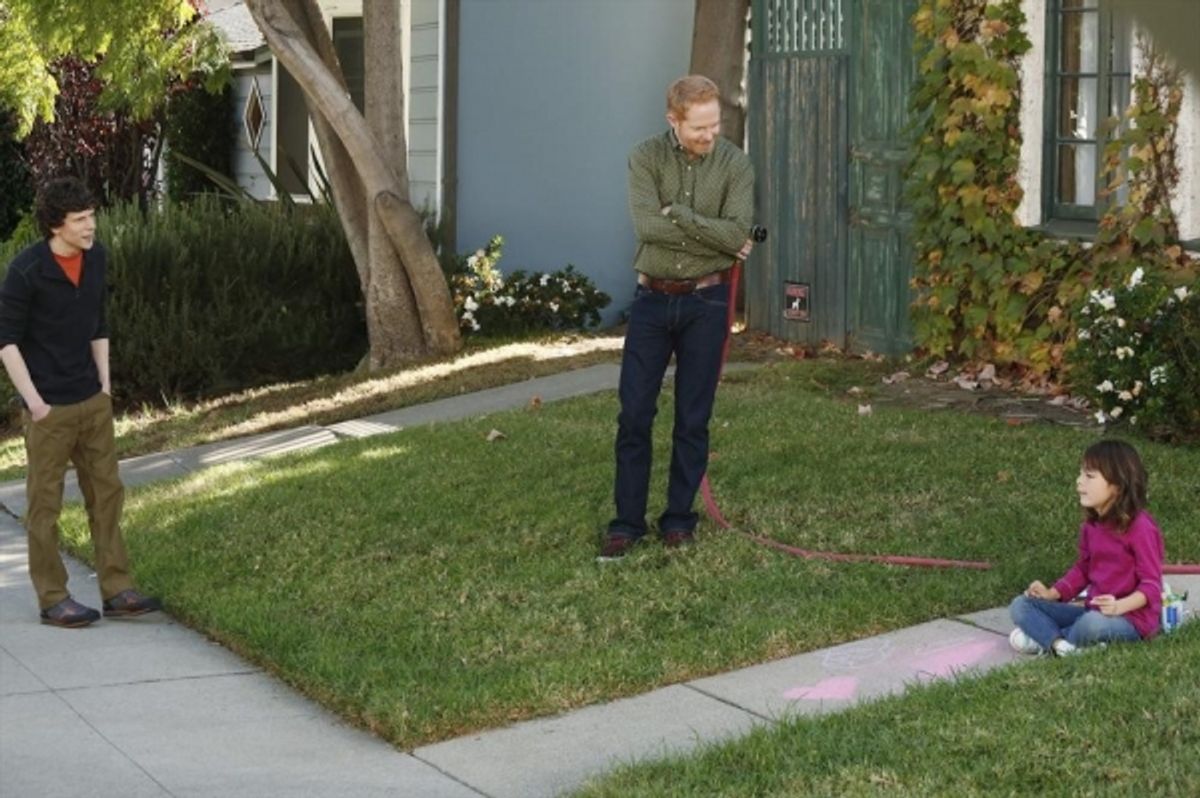 MODERN FAMILY - ''Under Pressure'' - The high school open house puts the parents in a bit of a time warp when Claire finds herself stressed out by all the pressure, Gloria encounters a ''mean girl'' mom (guest star Jane Krakowski) and Jay teaches Phil how at 