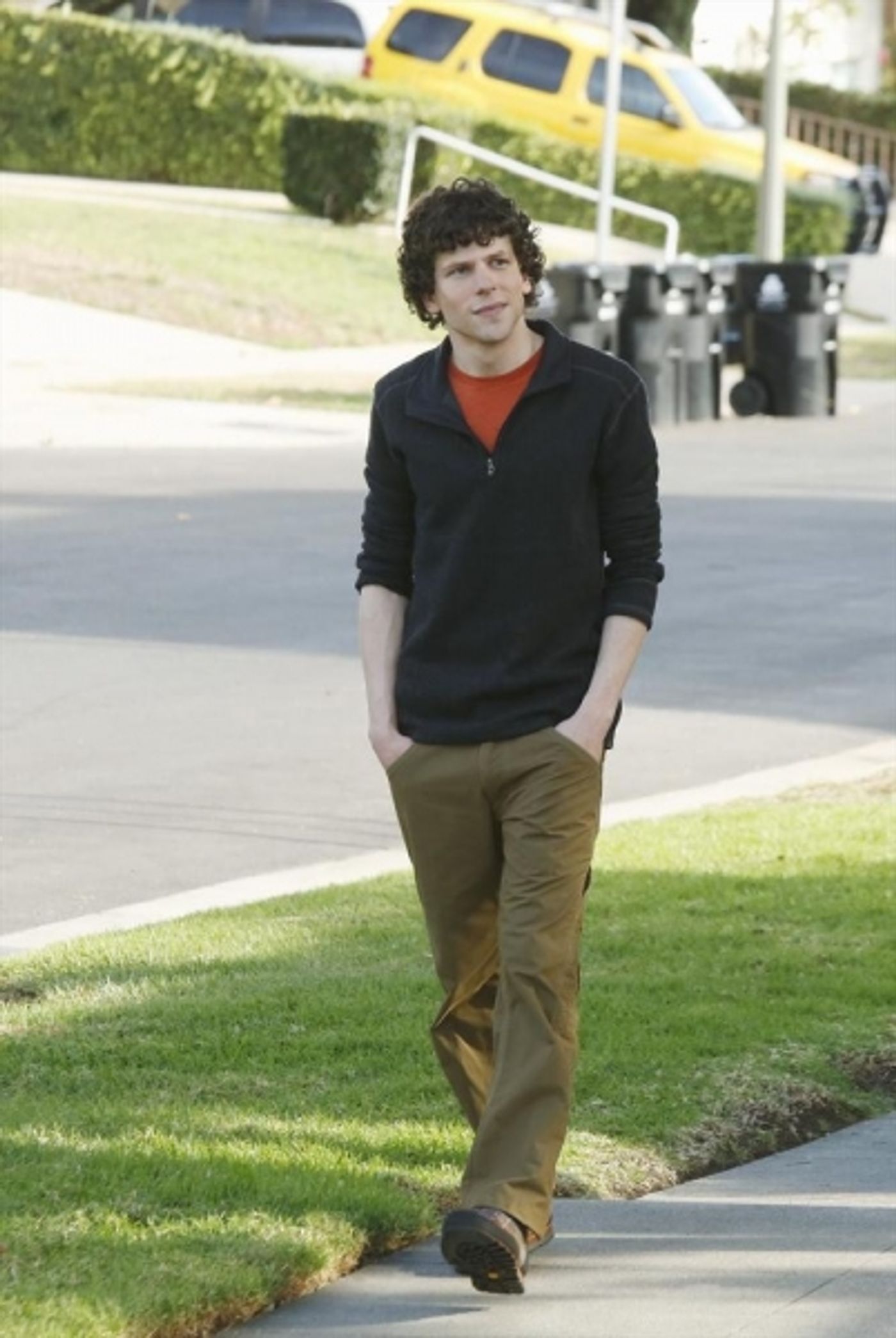 Photo Flash: First Look at Jane Krakowski & Jesse Eisenberg on ABC's MODERN FAMILY  Image