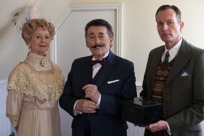 Liza Goddard, Robert Powell and Robin McCallum  Photo