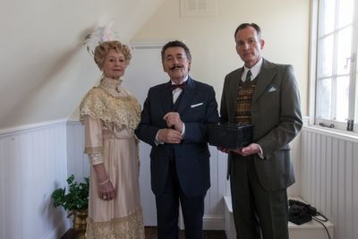 Liza Goddard, Robert Powell and Robin McCallum  Photo
