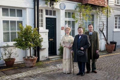 Liza Goddard, Robert Powell and Robin McCallum  Photo