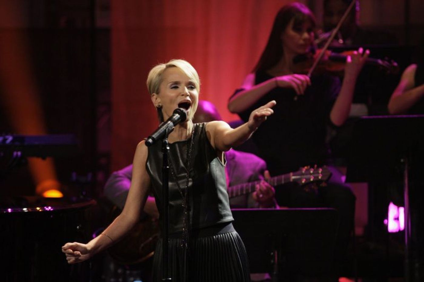 Photo Flash: Kristin Chenoweth Gets Standing Ovation for 'Smile' on THE TONIGHT SHOW  Image