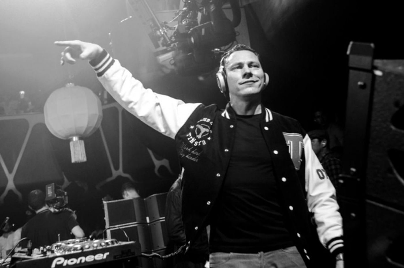 Photo Flash: Tiesto Celebrates Birthday at Hakkasan with Nick & Joe Jonas  Image