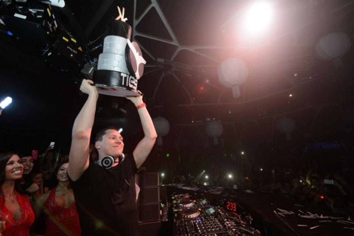 Photo Flash: Tiesto Celebrates Birthday at Hakkasan with Nick & Joe Jonas  Image