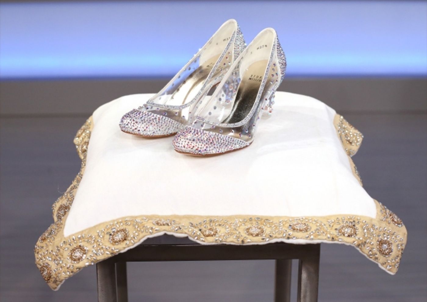 Photo Coverage: Carly Rae Jepsen Greets CINDERELLA Fans at GMA!  Image