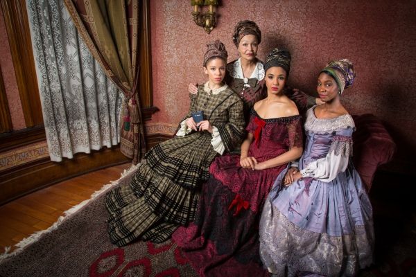 Lizan Mitchell (Beartrice, in the background) portrays the matriarch of the Albans fa Photo