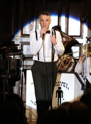 Euan Morton, backed by Grandpa Musselman & His Syncopators  Photo