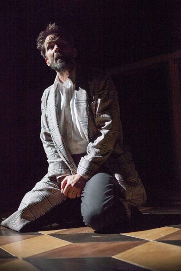 Billy Campbell as Leontes Photo