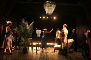 Members of the cast feat. Jessica Hecht (center) Photo