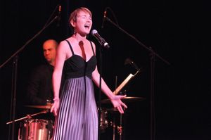 Lari White Photo