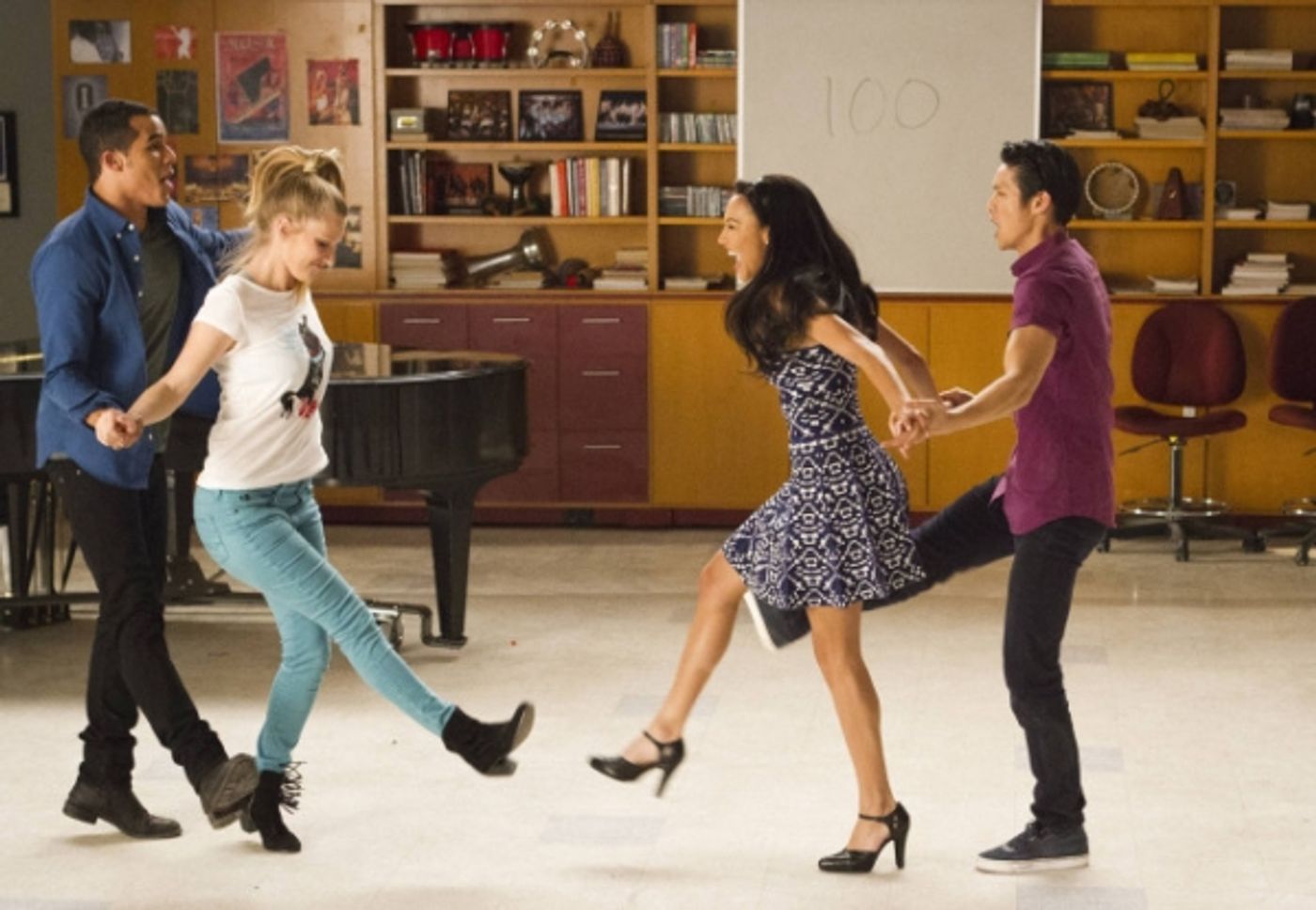 Photo Flash: The Gang's All Here! First Look at GLEE's 100th Episode with Kristin Chenoweth, Diana Agron & Others  Image