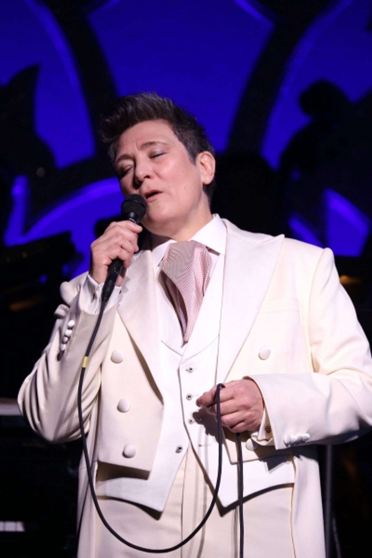 k.d. lang performs ''Hallelujah''  at 