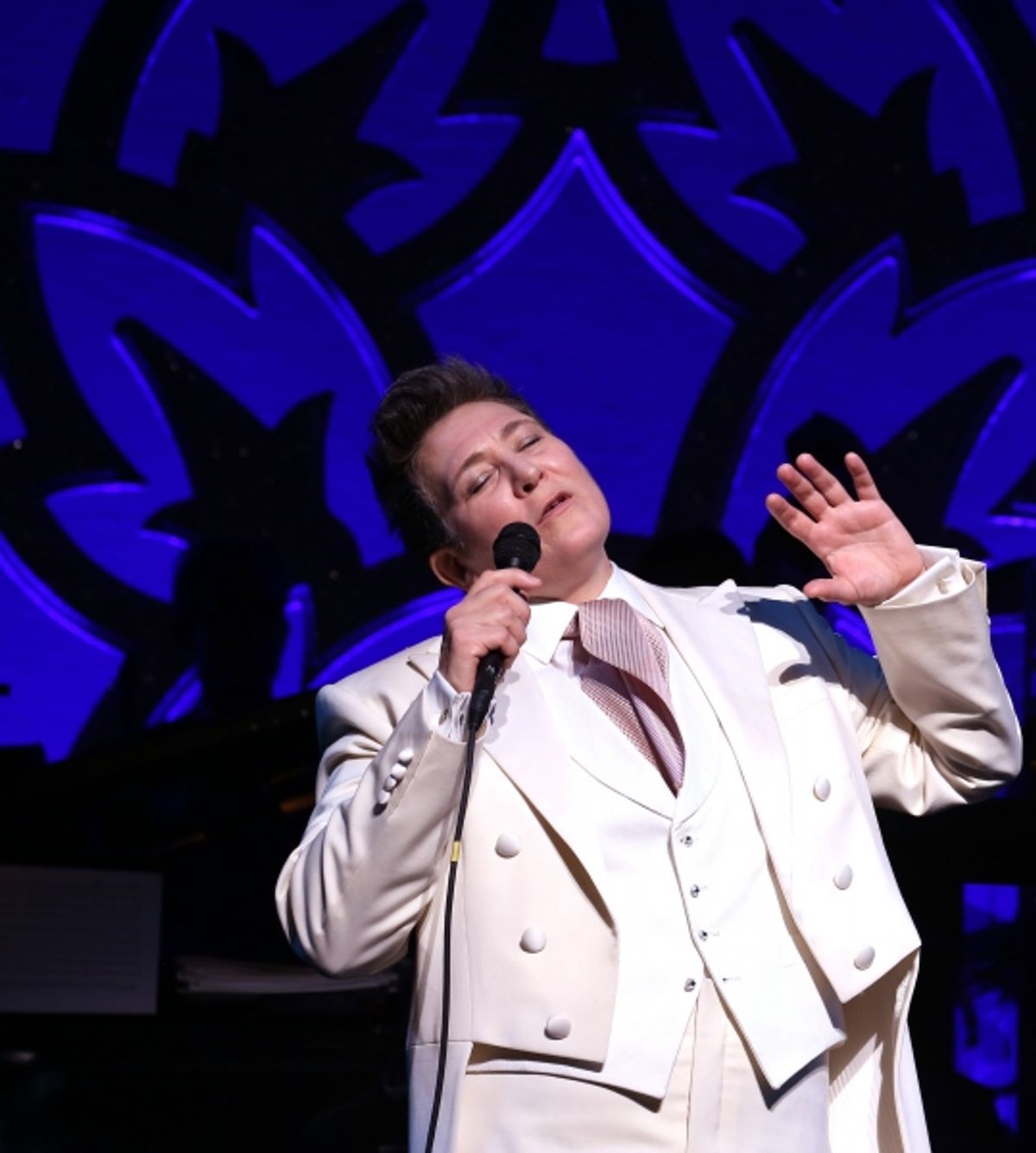 k.d. lang performs 'Hallelujah' at 