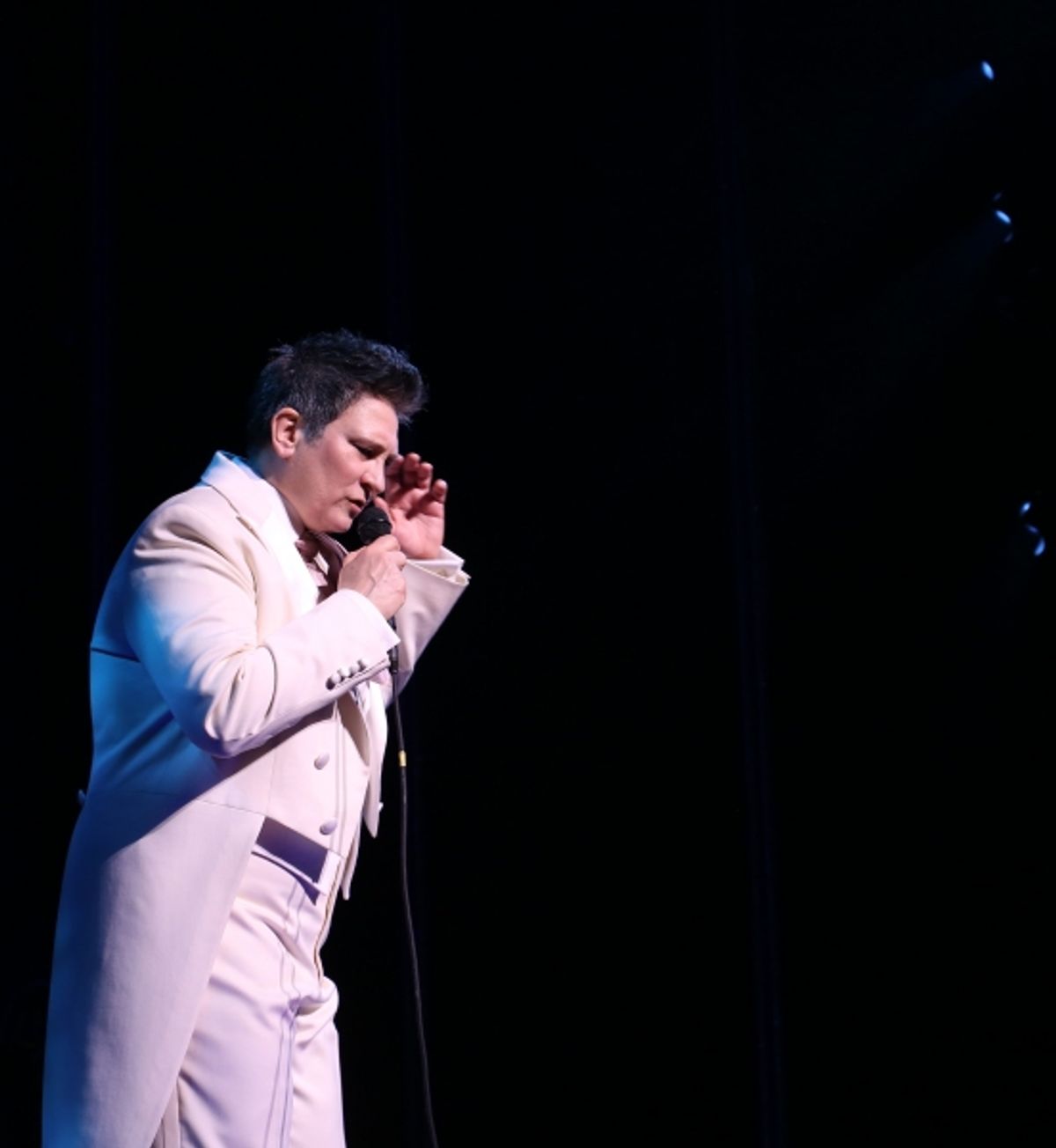 k.d. lang performs ''Hallelujah''  at 
