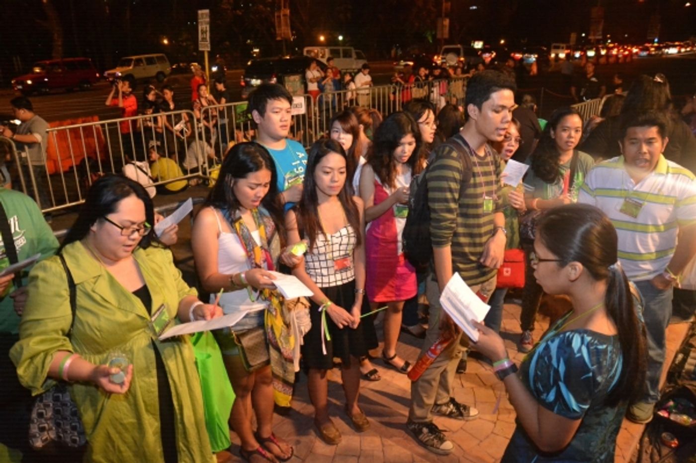 Photos|Video: WICKED Fans Serenade Australasian Cast on Closing Night  Image