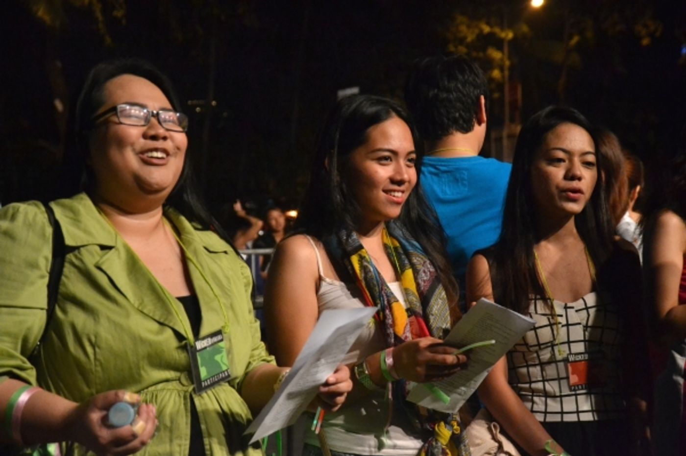 Photos|Video: WICKED Fans Serenade Australasian Cast on Closing Night  Image