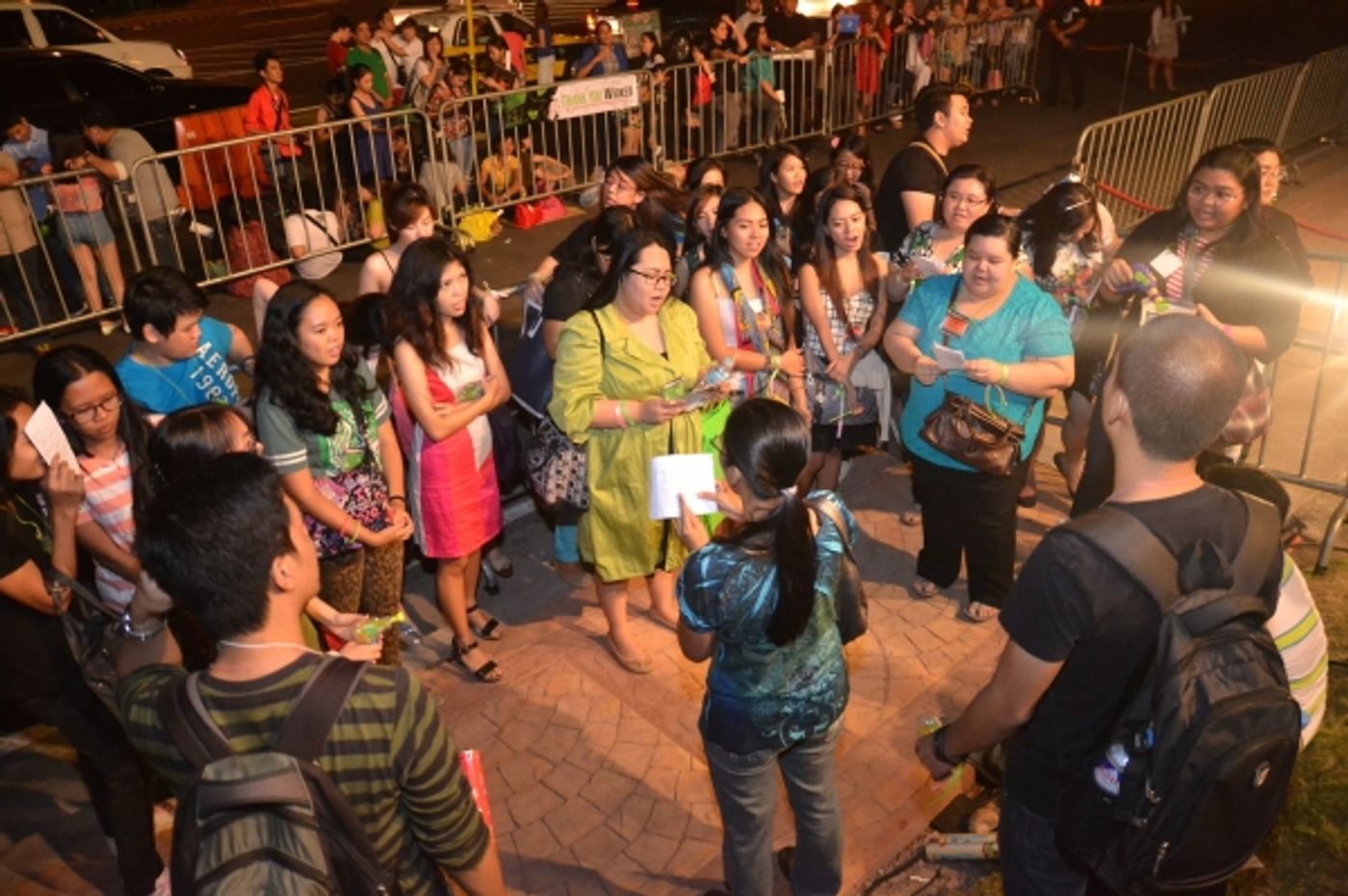 Photos|Video: WICKED Fans Serenade Australasian Cast on Closing Night  Image