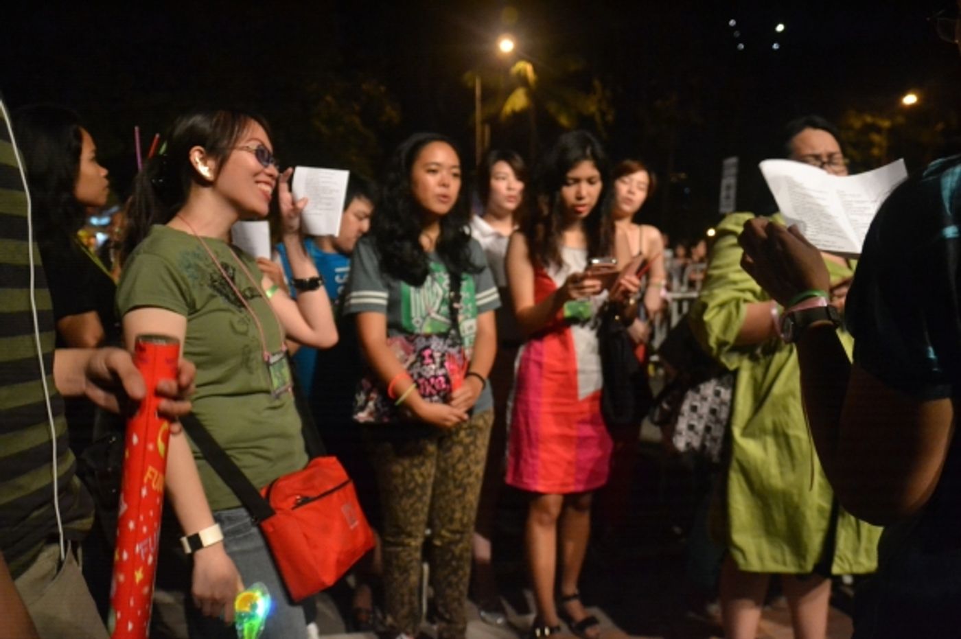 Photos|Video: WICKED Fans Serenade Australasian Cast on Closing Night  Image