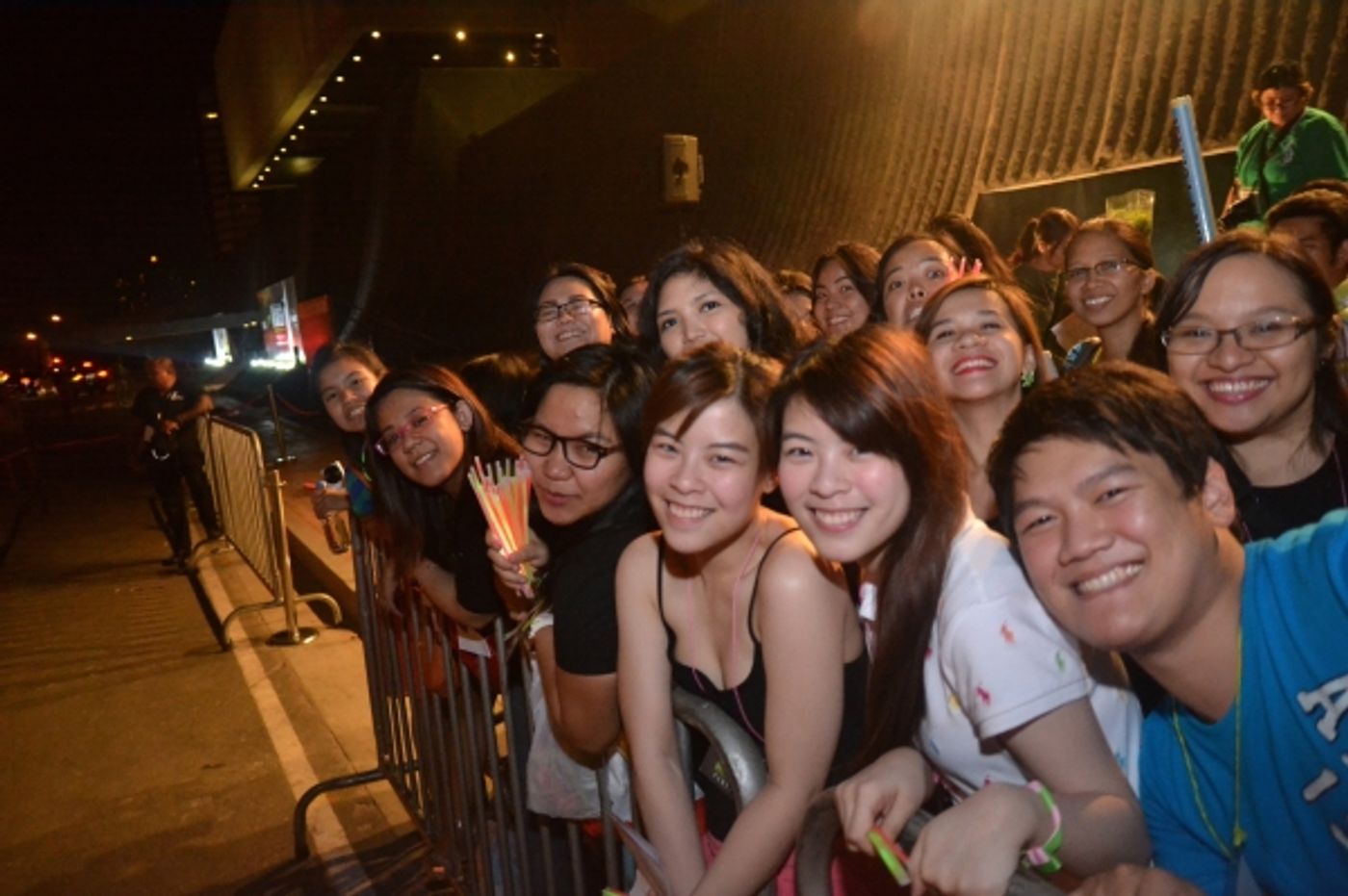 Photos|Video: WICKED Fans Serenade Australasian Cast on Closing Night  Image