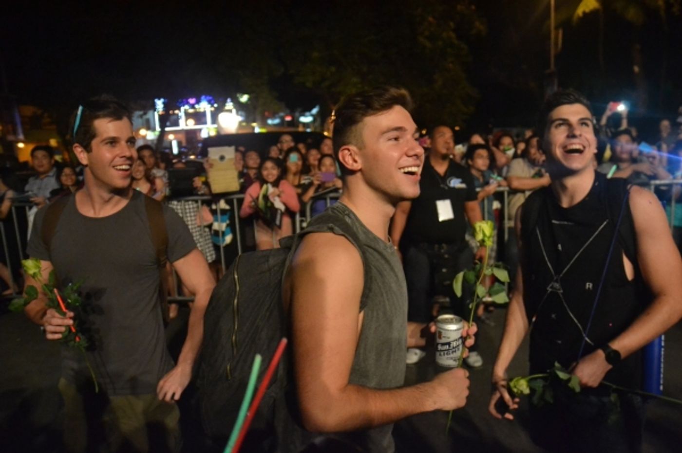 Photos|Video: WICKED Fans Serenade Australasian Cast on Closing Night  Image