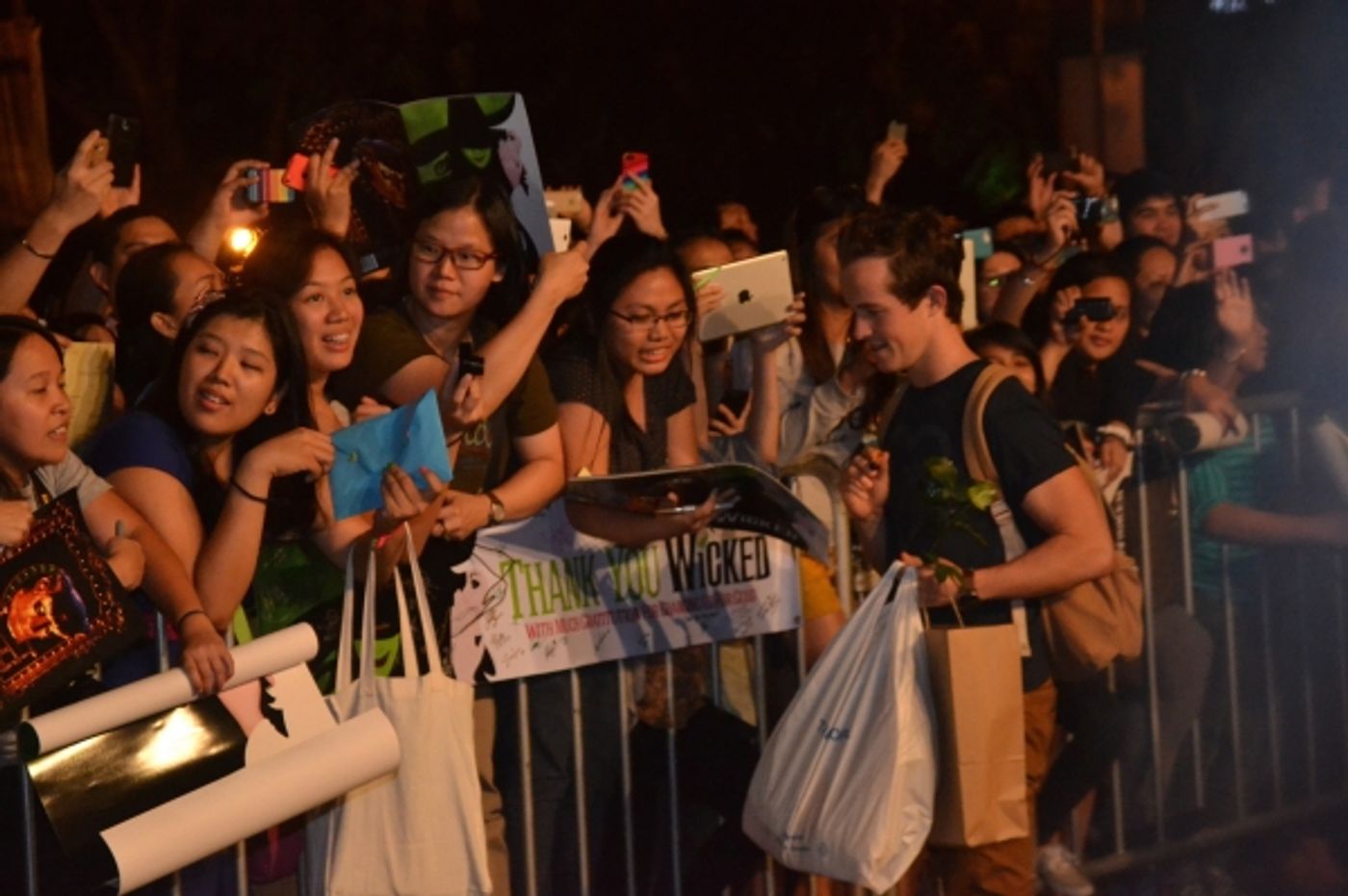 Photos|Video: WICKED Fans Serenade Australasian Cast on Closing Night  Image