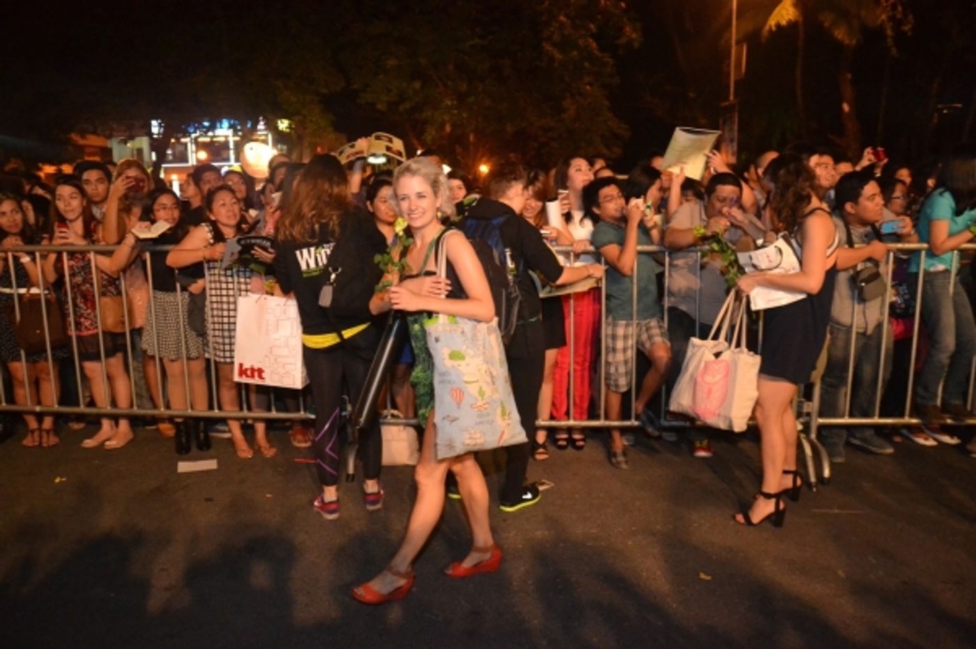 Photos|Video: WICKED Fans Serenade Australasian Cast on Closing Night  Image