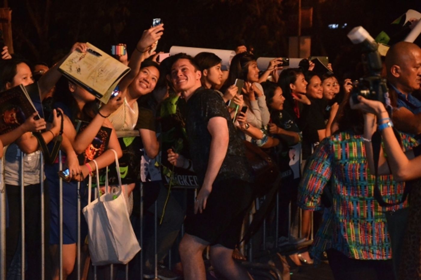 Photos|Video: WICKED Fans Serenade Australasian Cast on Closing Night  Image