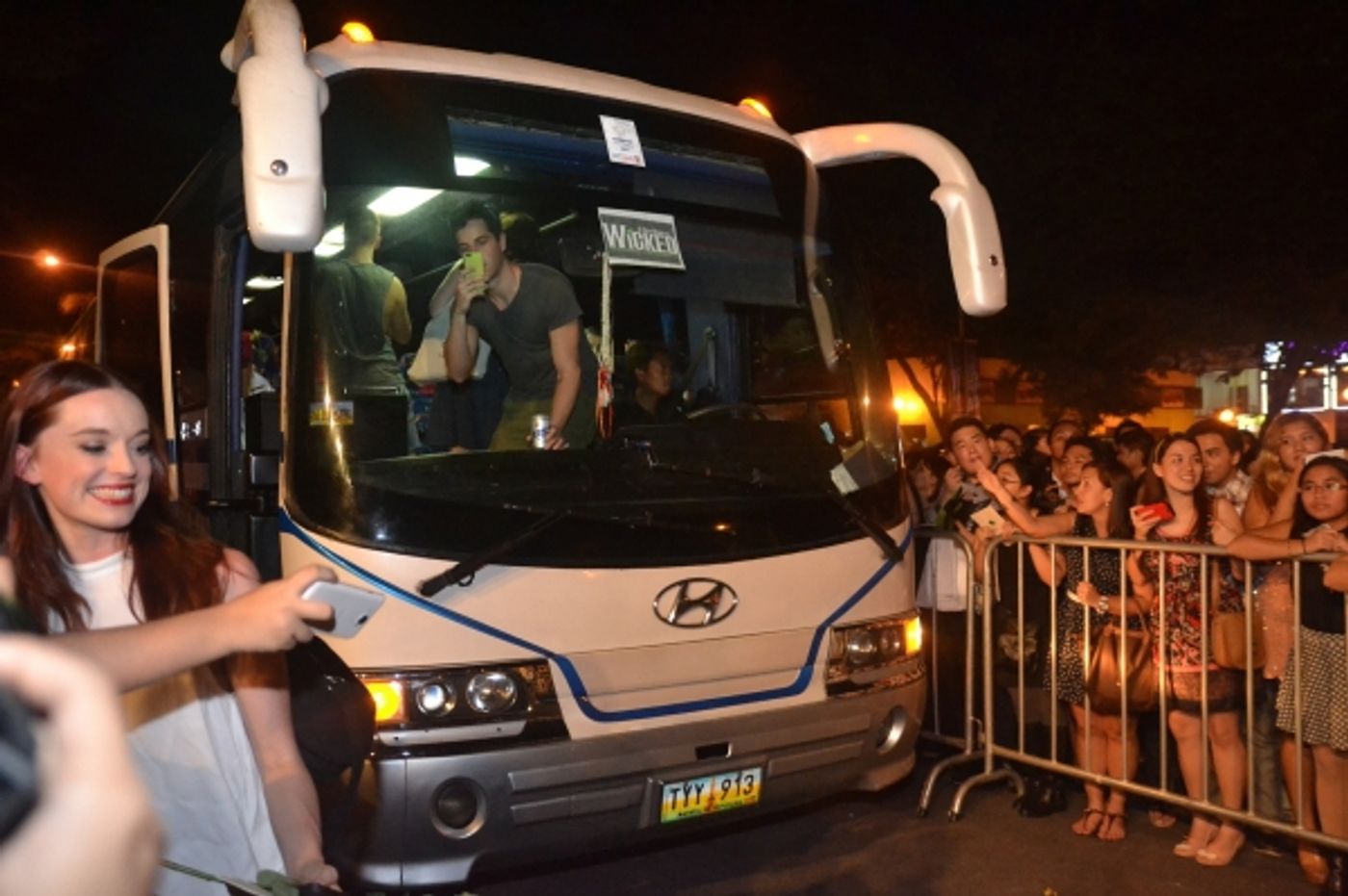 Photos|Video: WICKED Fans Serenade Australasian Cast on Closing Night  Image