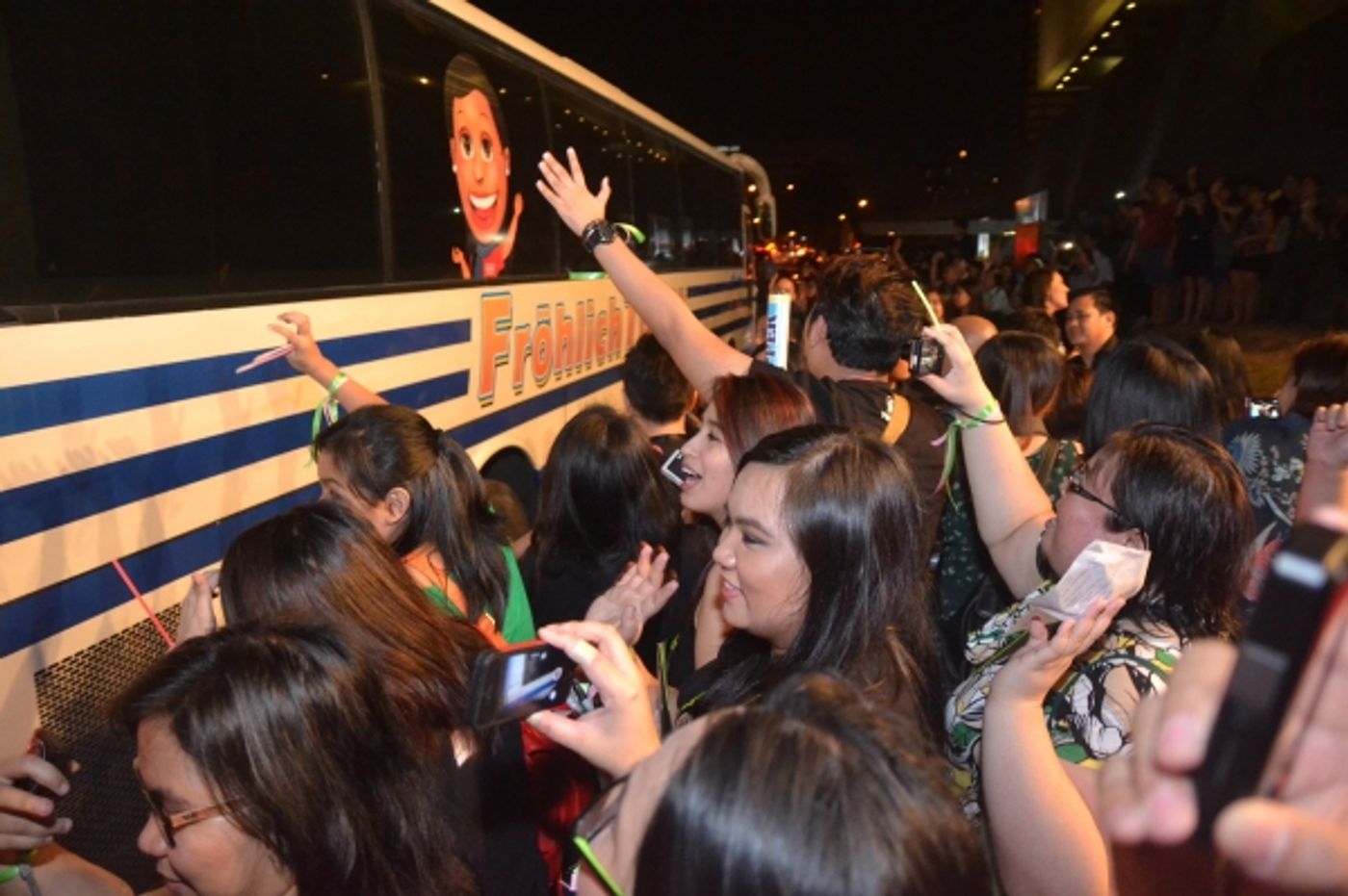 Photos|Video: WICKED Fans Serenade Australasian Cast on Closing Night  Image