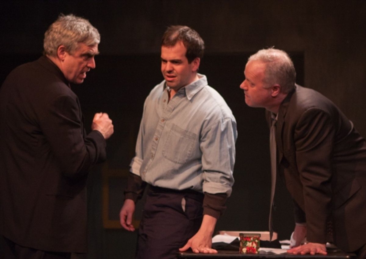 Tupolski (Scott Nangle l.) and Ariel (John Ade r.) interrogate the writer Katurian (Tom Mazzarella c.) at 