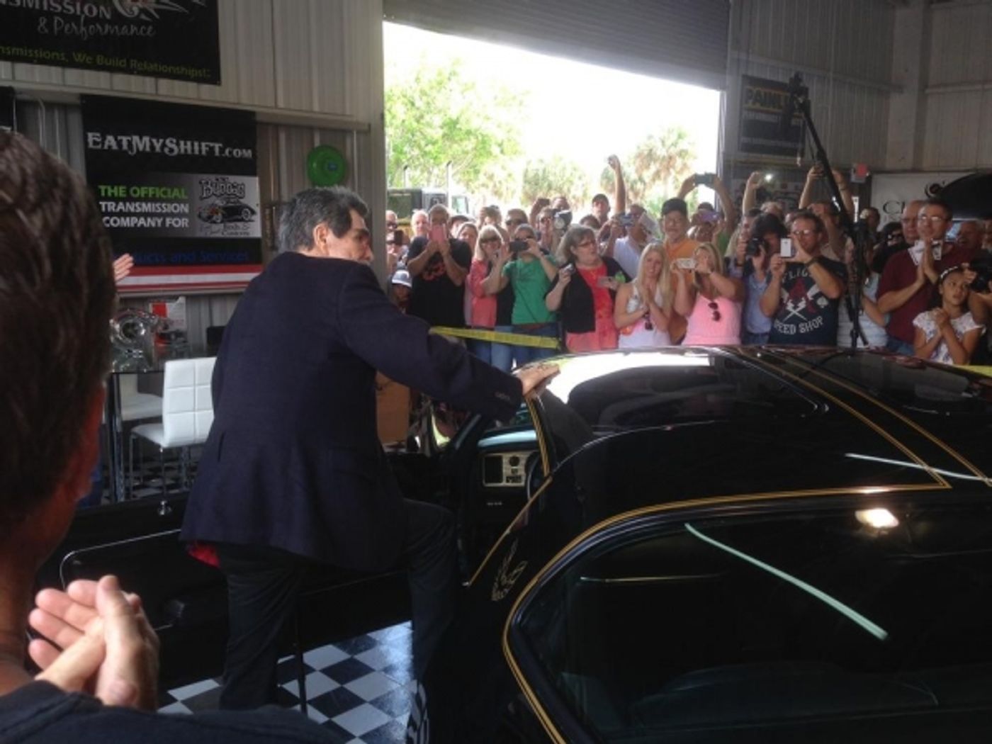 Photo Flash: Bubba's East Coast Rods Welcomes Burt Reynolds  Image