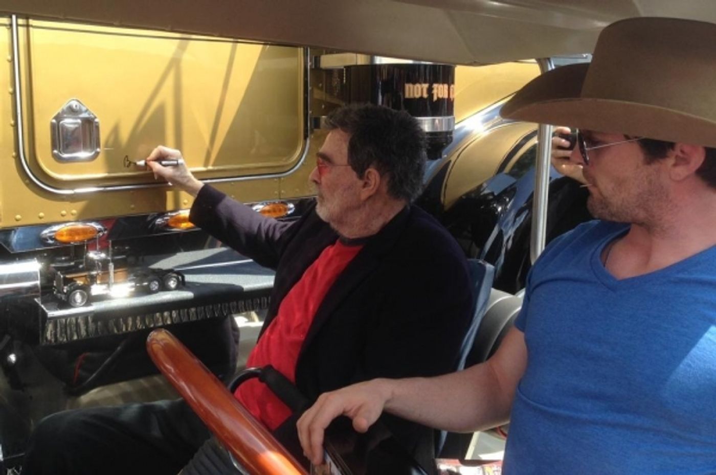Photo Flash: Bubba's East Coast Rods Welcomes Burt Reynolds  Image