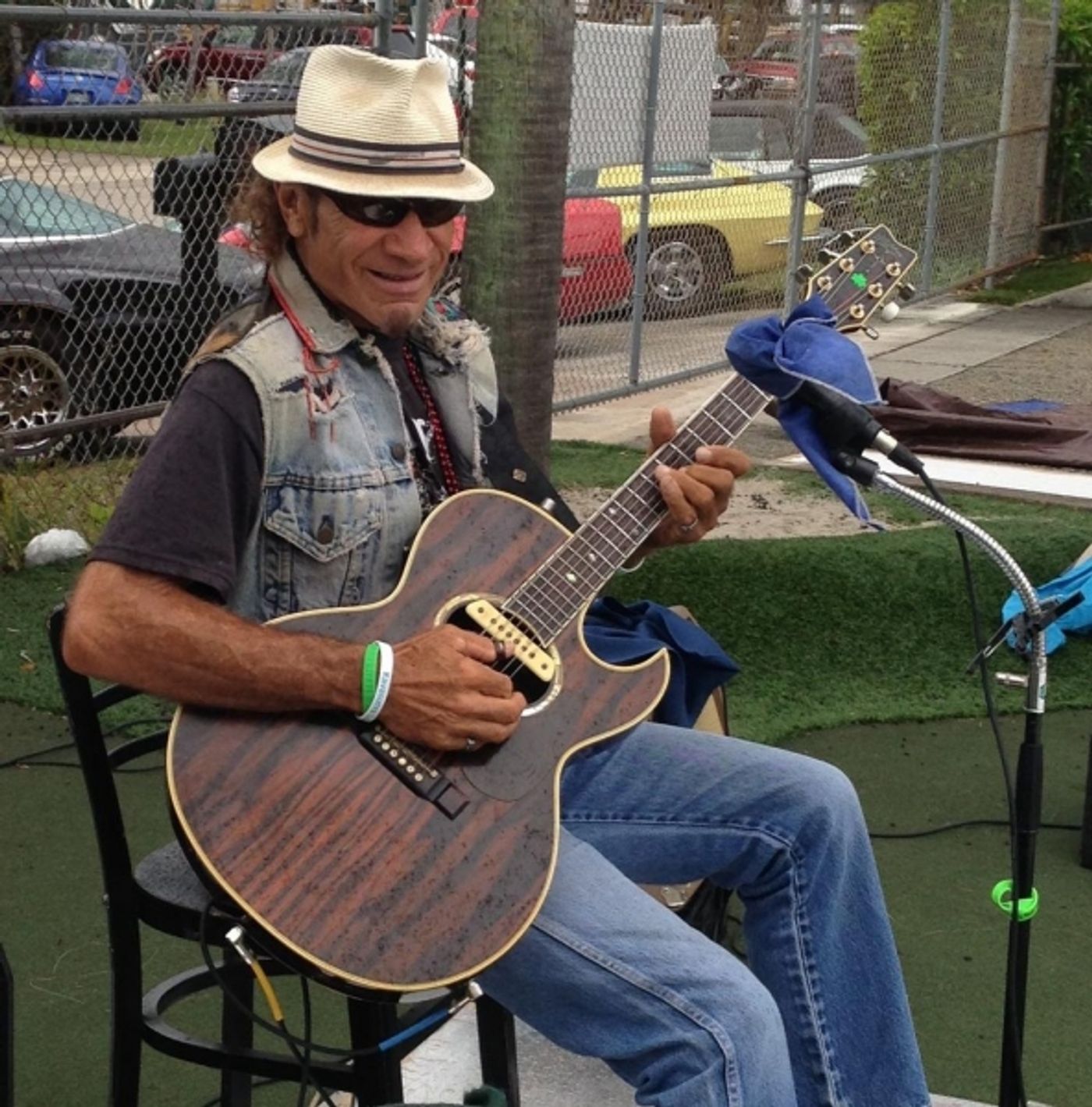 Photo Flash: Bubba's East Coast Rods Welcomes Burt Reynolds  Image