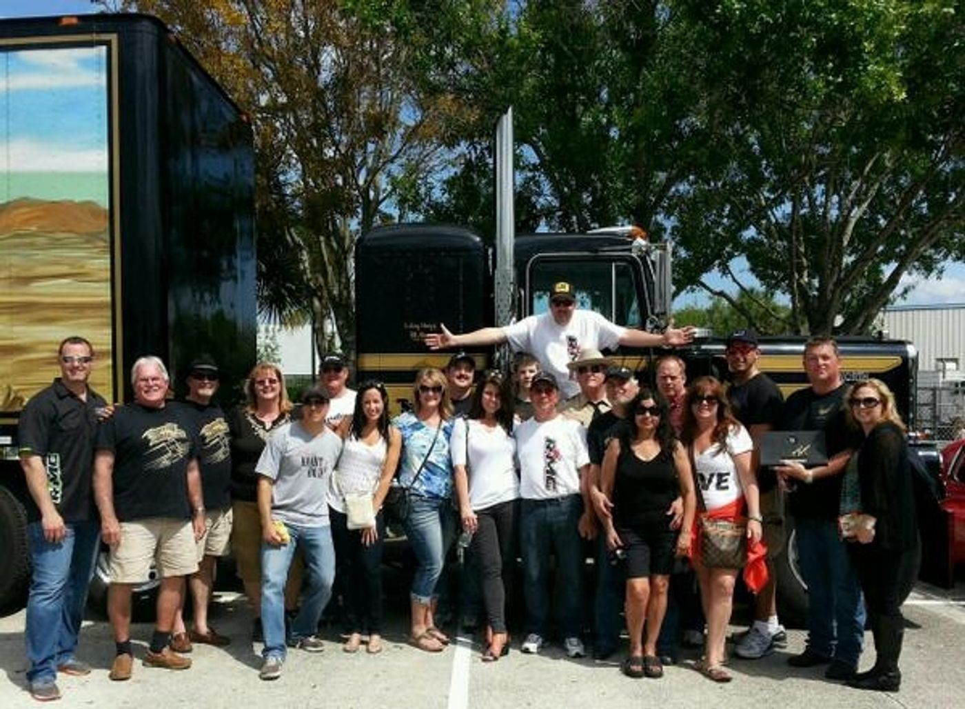 Photo Flash: Bubba's East Coast Rods Welcomes Burt Reynolds  Image