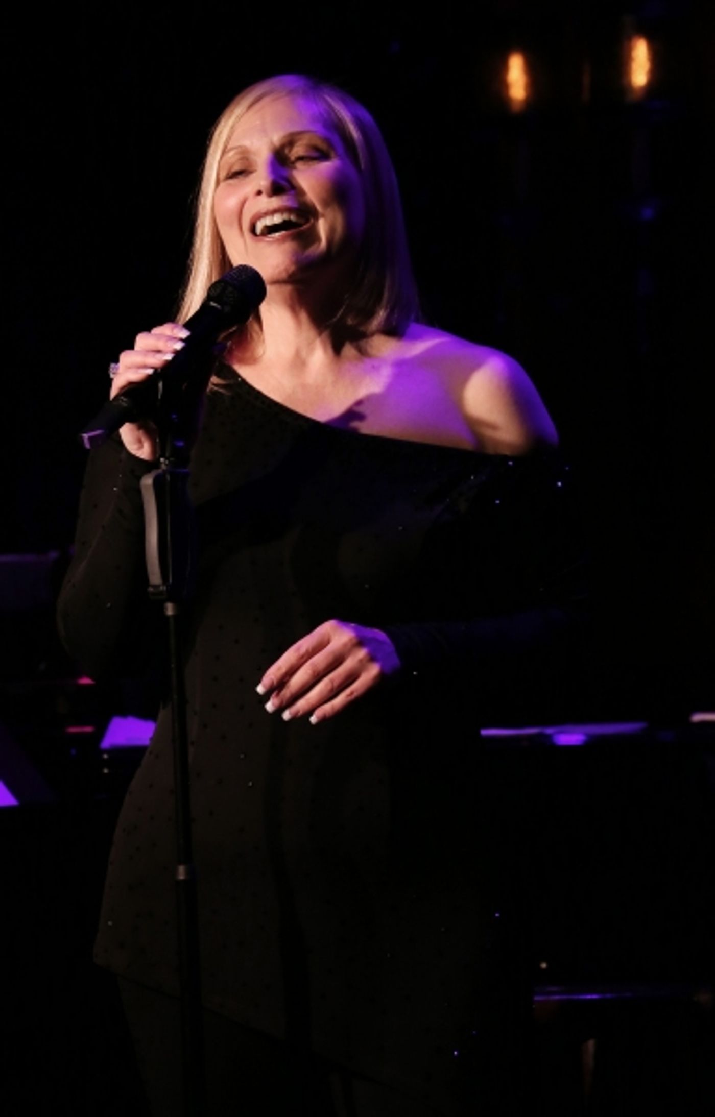 Photo Coverage: Roslyn Kind Makes 54 Below Debut to SRO Crowd! Image