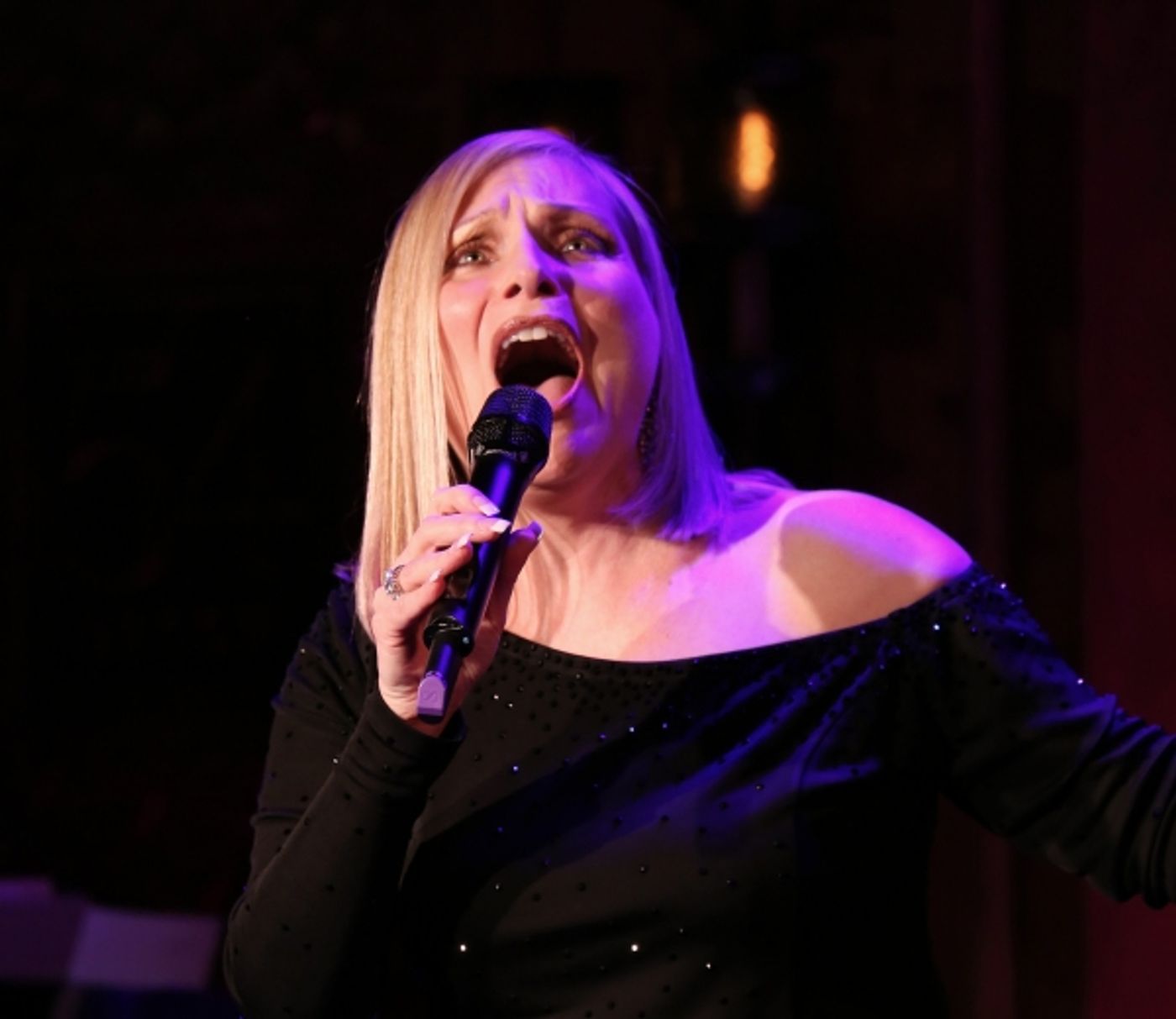 Photo Coverage: Roslyn Kind Makes 54 Below Debut to SRO Crowd! Image