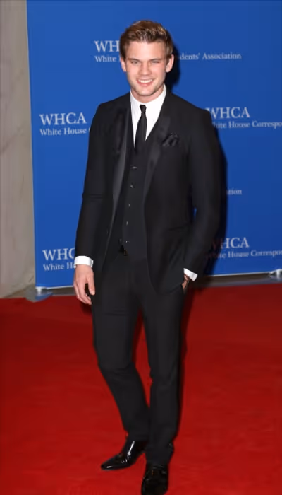 Jeremy Irvine  Photo