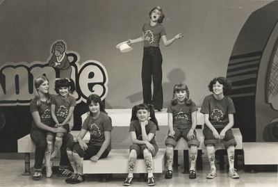 Andrea McArdle and ANNIE Cast Photo