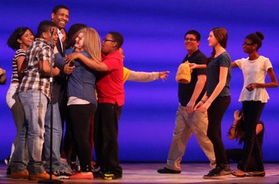 Denzel Washington and the Shubert/MTI Broadway Jr. Musical Theatre Ensemble   Photo