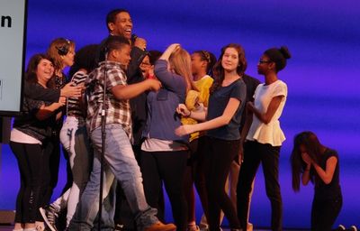 Denzel Washington and the Shubert/MTI Broadway Jr. Musical Theatre Ensemble   Photo