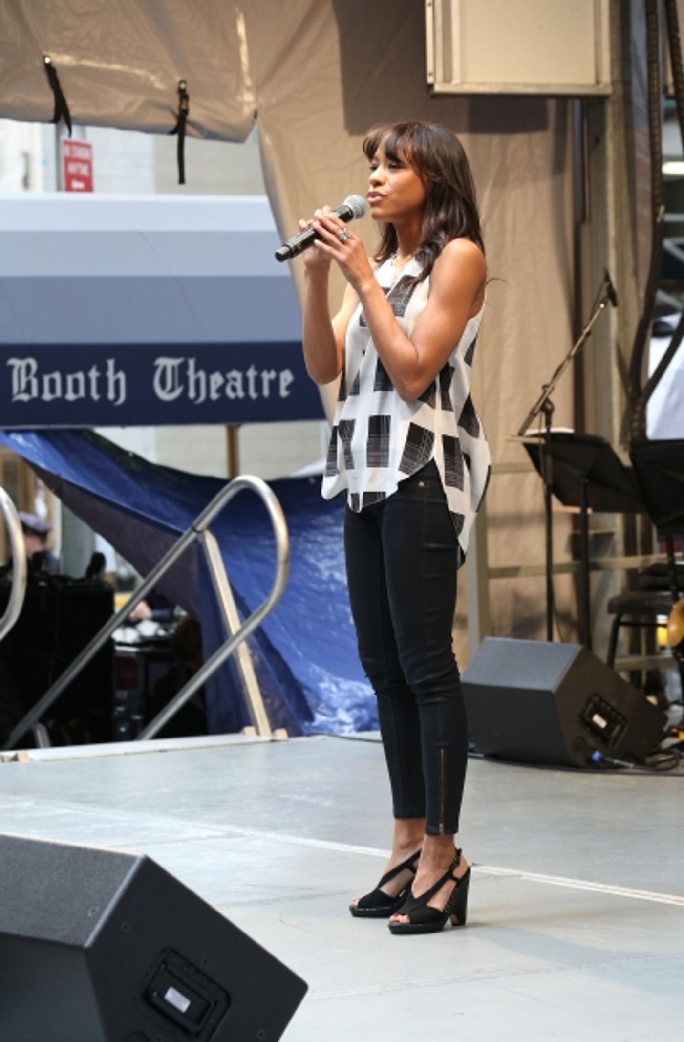 Photo Coverage: Broadway Unites! Casts of BEAUTIFUL, ROCKY, CABARET & More Perform at STARS IN THE ALLEY  Image