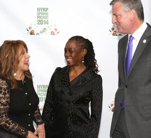 Marlo Thomas, Chirlane McGray and Mayor Bill de Blasio  Photo