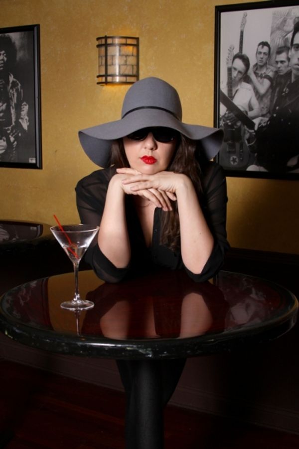 Amanda Sykes as Olivia Photo