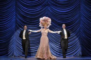 Heidi Stober (Magnolia Hawks) with dancers @ BroadwayWorld Heidi Stober (Magnolia Hawks) with dancers Photo