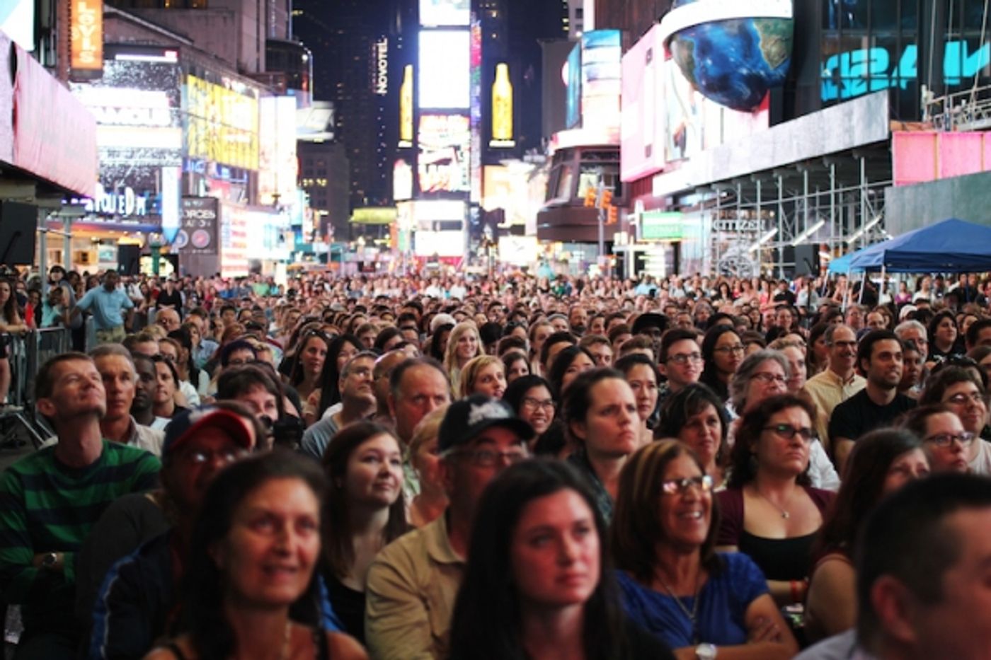 Photo Flash: Kerry Butler & Justin Guarini Host TONY AWARDS Simulcast in Times Squre  Image