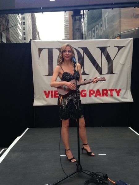Photo Flash: Kerry Butler & Justin Guarini Host TONY AWARDS Simulcast in Times Squre  Image